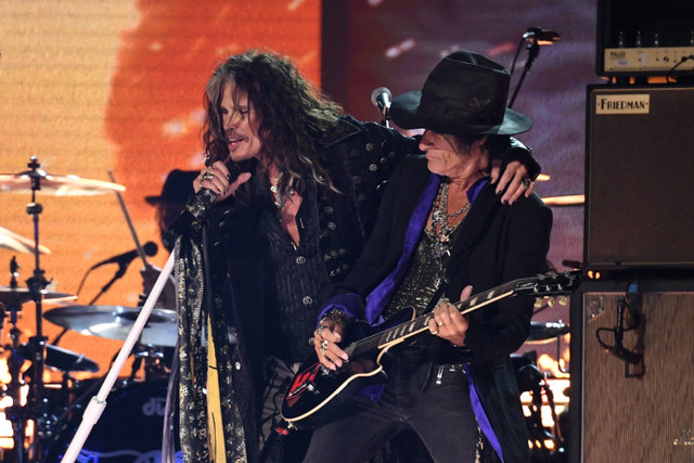 Vokalis dan gitaris Aerosmith Steven Tyler dan Joe Perry tampil pada Grammy Awards Tahunan ke-62 pada 26 Januari 2020. Foto: Robyn Beck / AFP