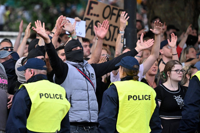 Aktivis sayap kanan bentrok dengan pengunjuk rasa menyusul serangan penikaman di Bristol, Inggris, Sabtu (3/8/2024). Foto: Justin TALLIS / AFP