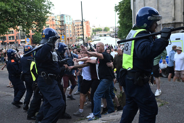 Aktivis sayap kanan bentrok dengan pengunjuk rasa menyusul serangan penikaman di Bristol, Inggris, Sabtu (3/8/2024). Foto: Justin TALLIS / AFP