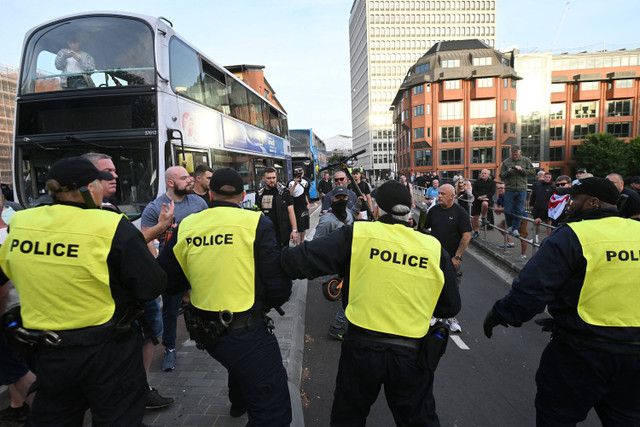 Aktivis sayap kanan bentrok dengan pengunjuk rasa menyusul serangan penikaman di Bristol, Inggris, Sabtu (3/8/2024). Foto: Justin TALLIS / AFP