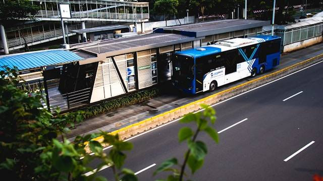 Transjakarta jalur langit. Foto hanya ilustrasi, bukan tempat sebenarnya. Sumber: Unsplash/Abdulloh Fauzan