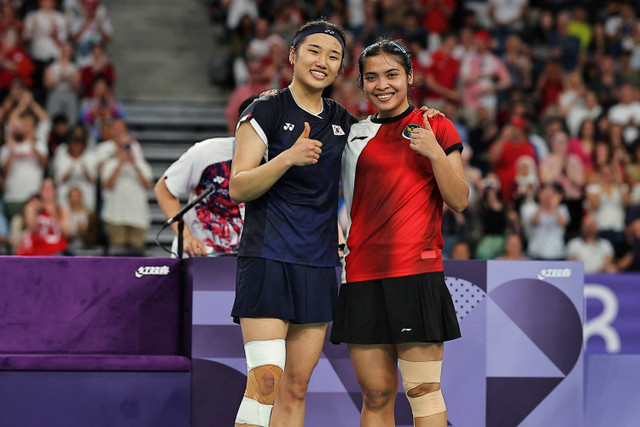 Tungga putri Korea Selatan An- Se-young dan tunggal putri Indonesia Gregoria Mariska Tunjung usai laga semifinal Olimpiade Paris 2024 di Porte De La Chapella Arena, Paris, Prancis, Minggu (4/8/2024). Foto: Dita Alangkara/AP PHOTO