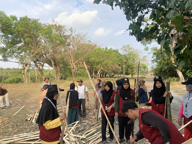 Penanaman dan pembuatan pagar lindung cemara laut. 