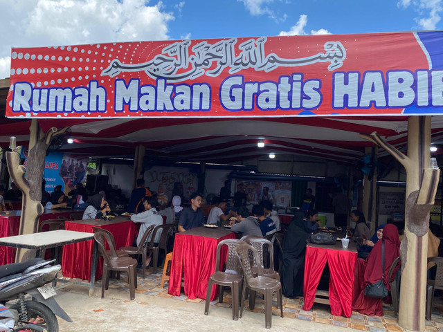 Rumah Makan Gratis Habib sediakan makanan gratis untuk warga Pontianak. Sehari rumah makan ini menyediakan 40 kg hingga 50 kg makanan gratis. Foto: Yulia Ramadhiyanti/Hi!Pontianak