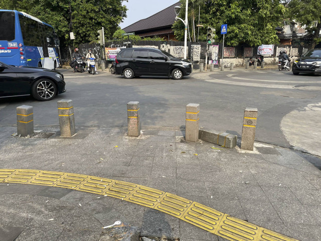 Kondisi terkini TKP anak usia 9 tahun yang tabrak kendaraan dan tiang lampu merah di kawasan Kemang, Jakarta Selatan, Minggu (4/8/2024).  Foto: Fadhil Pramudya/kumparan