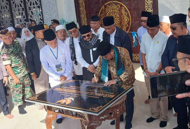 Bupati Sekadau, Aron, menandatangani prasasti saat meresmikan Masjid Agung Sultan Anum. Foto: Dina Mariana/Hi!Pontianak