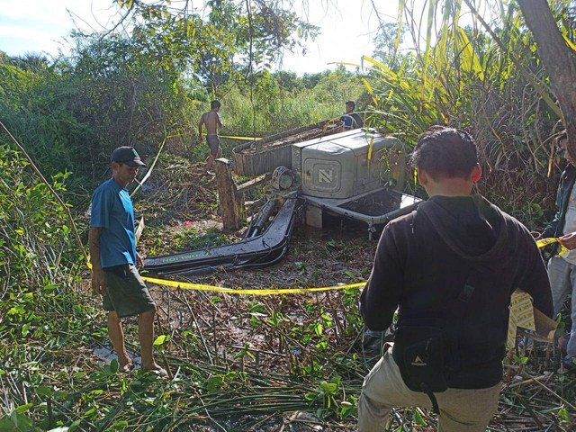 Lokasi warga tertimpa excavator dipasangi garis polisi. Foto: Dok. Polsek Putussibau Utara