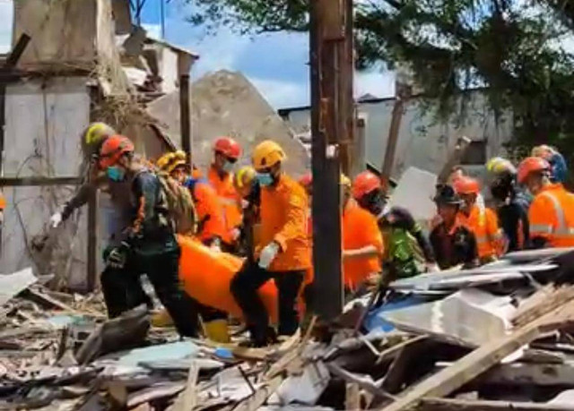 Tim gabungan saat mengevakuasi jenazah pekerja bangunan yang tertimpa runtuhan ruko di Gang Martapura Pontianak. Foto: Dok. Instagram @pmiprovkalbar