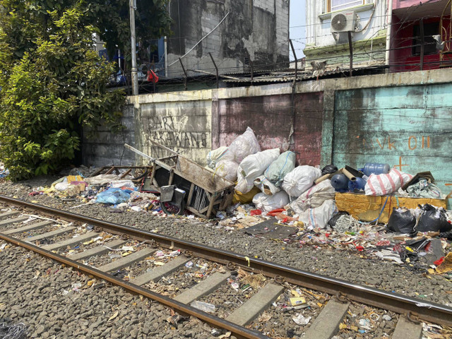 Suasan sekitar rel kereta Kemayoran-Tanjung Priok yang penuh sampah pada Minggu (4/8/2024). Foto: Abid Raihan/kumparan