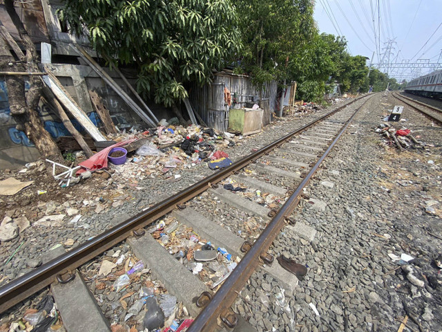 Suasan sekitar rel kereta Kemayoran-Tanjung Priok yang penuh sampah pada Minggu (4/8/2024). Foto: Abid Raihan/kumparan