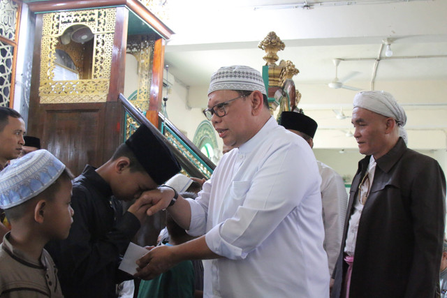 Pj Wali Kota Palembang, A Damenta, saat membagikan makanan tambahan untuk mencegah stunting. (ist)