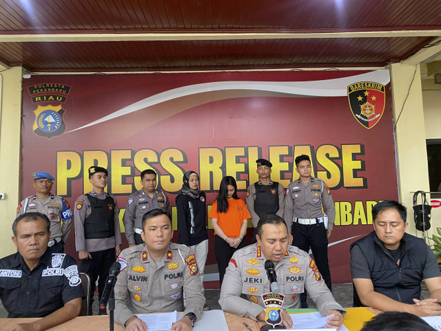 Marisa Putri (21) mahasiswi mabuk dan positif narkoba yang menabrak ibu rumah tangga hingga tewas dihadirkan saat konferensi pers di Polres Pekanbaru, Minggu (4/8/2024). Foto: kumparan