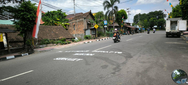 Tulisan 'bukan sirkuit' di Jl. Letjend Suprapto, Kota Yogyakarta. Foto: M Wulan