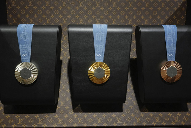 Sebuah koper monogram yang dirancang untuk melindungi dan memajang medali Olimpiade yang dibuat oleh Maison Chaumet dari LVMH untuk Olimpiade Musim Panas Paris 2024. Foto: Rebecca Blackwell/AP Photo