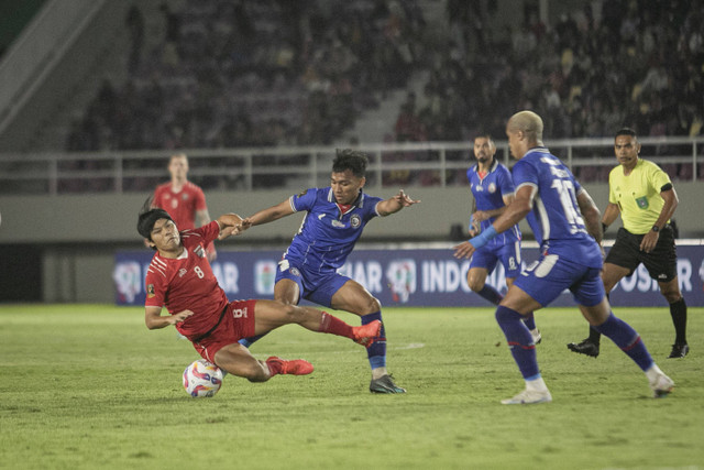 Pesepak bola Arema FC Arkhan Fikri (kedua kiri) berebut bola dengan pesepak bola Borneo FC Samarinda Kei Hirose (kiri) pada pertandingan final Piala Presiden 2024 di Stadion Manahan, Solo, Jawa Tengah, Minggu (4/8/2024). Foto: Mohammad Ayudha/ANTARA FOTO