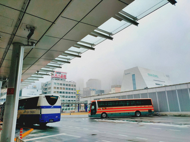 TransJakarta yang lewat Lapangan Banteng. Foto hanya ilustrasi, bukan tempat sebenarnya. Sumber: Unsplash/jherico agulay