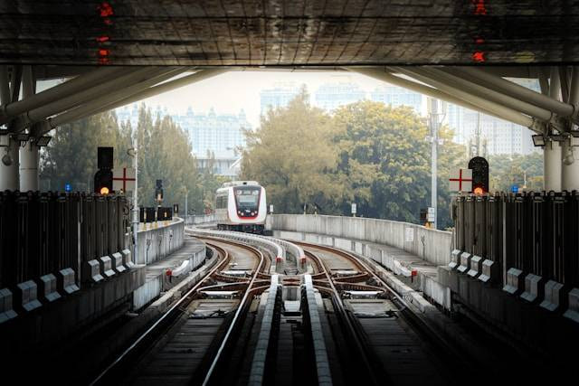 Cara Naik LRT dari Cibubur bagi Masyarakat. Foto Hanya Ilustrasi Bukan Tempat Sebenarnya. Sumber Foto: Unsplash.com/Fadhila Nurhakim