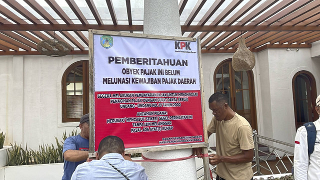 Direktorat Koordinasi dan Supervisi KPK Wilayah V melakukan pendampingan terhadap Pemda Manggarai Barat, saat menggelar sidak ke Hotel La Cecile, di Labuan Bajo, Manggarai Barat, Nusa Tenggara Timur, Sabtu (3/8/2024). Foto: Fadhil Pramudya/kumparan