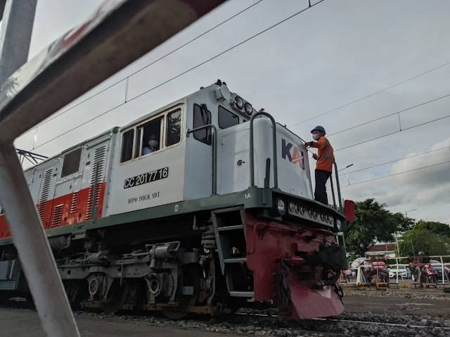 Tips naik KRL Solo Jogja. Foto hanyalah ilustrasi, bukan tempat yang sebenarnya. Sumber: Unsplash/Bayu Langit