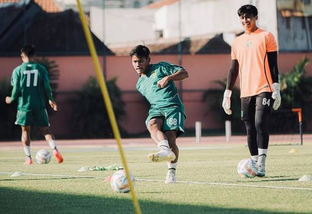 Toni Firmansyah (menendang bola). Foto: IG Toni Firmansyah