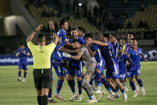 Pemain Arema FC memeluk penjaga gawang Lucas Henrique Frigeri usai berhasil mengalahkan Borneo FC pada pertandingan final Piala Presiden 2024 di Stadion Manahan, Solo, Jawa Tengah, Minggu (4/8/2024). Foto: Mohammad Ayudha/ANTARA FOTO