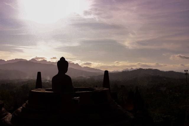 Cafe dekat Borobudur. Sumber: Unsplash/Indra Dewa