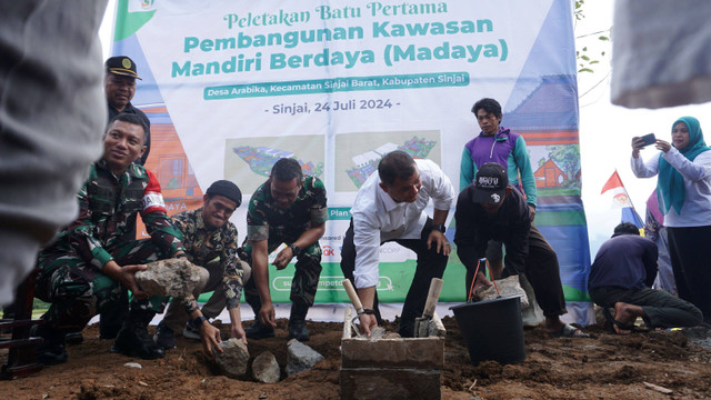 Rabu, 24/07/2024, Peletakan batu pertama tersebut, dilakukan langsung secara simbolis oleh (PJ) Bupati Kabupaten Sinjai T.R. Fahsul Falah, Kasrem 141 Toddopuli, Kolonel (Arm) Tejo Whiduro, para Kepala Organisasi Perangkat Daerah (OPD) Pemkab Sinjai, Camat Sinjai Barat A. Nasrun, Pimpinan Cabang Dompet Dhuafa Sulawesi Selatan Pandu Heru Satrio, serta tokoh masyrakat Desa Arabika.