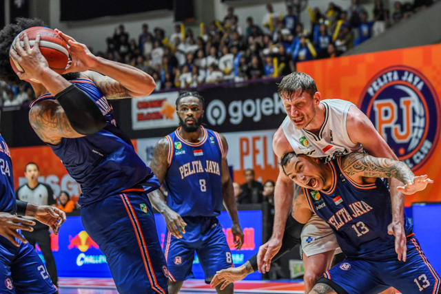 Pebasket Pelita Jaya Jakarta Brandon Van Dorn Jawato berusaha menghalangi pergerakan pebasket Satria Muda Pertamina Jakarta Artem Pustovyi pada pertandingan ketiga final IBL 2024 di Indoor Stadium Sport Centre, Tangerang, Minggu (4/8/2024). Foto: Galih Pradipta/ANTARA FOTO