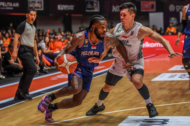 Pebasket Pelita Jaya Jakarta Jerome Anthony Beane JR berusaha melewati pebasket Satria Muda Pertamina Jakarta   Abraham Damar Grahita pada pertandingan ketiga final IBL 2024 di Indoor Stadium Sport Centre, Tangerang, Minggu (4/8/2024). Foto: Galih Pradipta/ANTARA FOTO