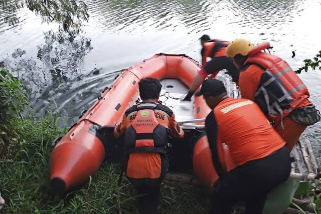 Tim SAR Gabungan mencari pemancing yang tenggelam di Kali Opak. Foto: Basarnas Kota Yogyakarta