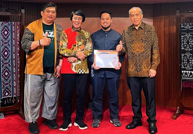 Konsulat Jenderal Republik Indonesia (KJRI) Hong Kong dan Dompet Dhuafa Hong Kong (DDHK) menerima penghargaan Sahabat Anak dari pegiat peduli anak, Seto Mulyadi. Piagam penghargaan diberikan oleh Ka Seto saat acara "Kak Seto Goes To Hong Kong" dalam rangkaian peringatan Hari Anak Nasional (HAN) 2024 di Ruang Ramayana KJRI, Sabtu (3/8/2024) yang digelar oleh Koalisi Anak Madani.