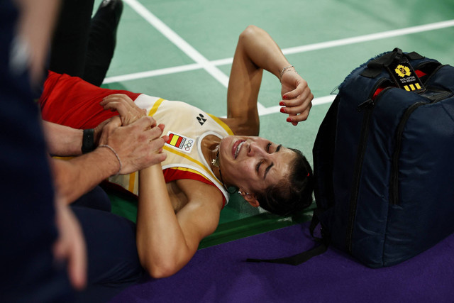 Tunggal putri Spanyol Carolina Marin mengalami cidera saat melawan tunggal putri China Bing Jiao He pada semifinal Olimpiade Paris 2024 di Porte De La Chapella Arena, Paris, Prancis, Minggu (4/8/2024). Foto: Ann Wang / REUTERS