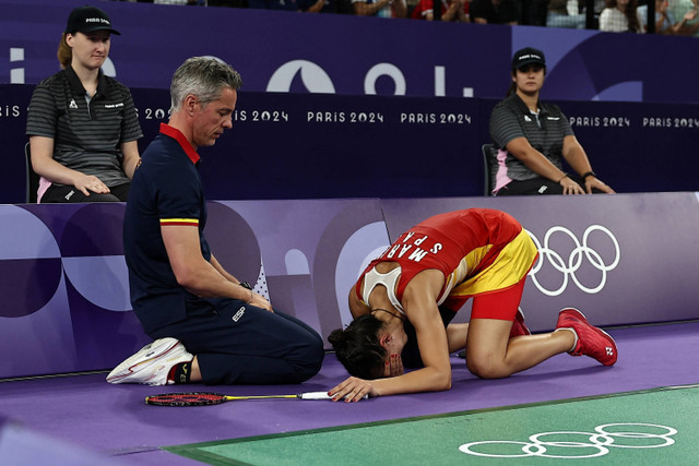 Tunggal putri Spanyol Carolina Marin mengalami cidera saat melawan tunggal putri China Bing Jiao He pada semifinal Olimpiade Paris 2024 di Porte De La Chapella Arena, Paris, Prancis, Minggu (4/8/2024). Foto: Ann Wang / REUTERS