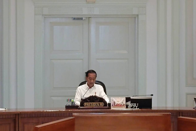 Presiden Joko Widodo memimpin Rapat Terbatas terkait Rencana Kerja Pemerintah, Nota Keuangan, dan RAPBN Tahun 2025 di Kantor Presiden, Kompleks Istana Kepresidenan, Jakarta, Senin (5/8/2024). Foto: Zamachsyari/kumparan