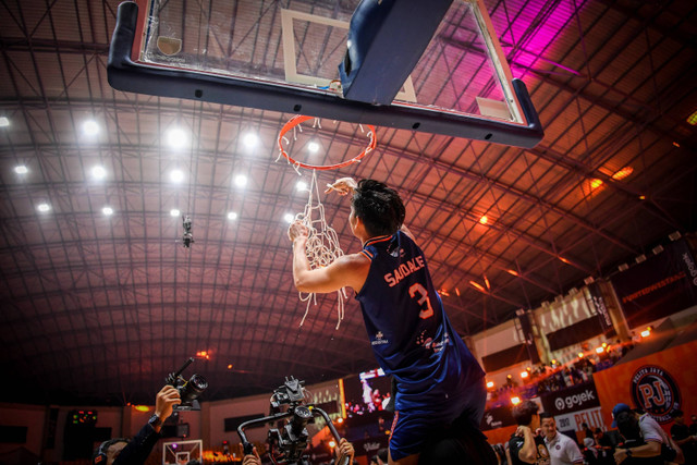 Pebasket Pelita Jaya Jakarta Yesaya Alessandro Saudale melakukan selebrasi usai menang atas tim Satria Muda Pertamina Jakarta pada pertandingan ketiga final IBL 2024 di Indoor Stadium Sport Centre, Tangerang, Minggu (4/8/2024). Foto: Galih Pradipta/ANTARA FOTO