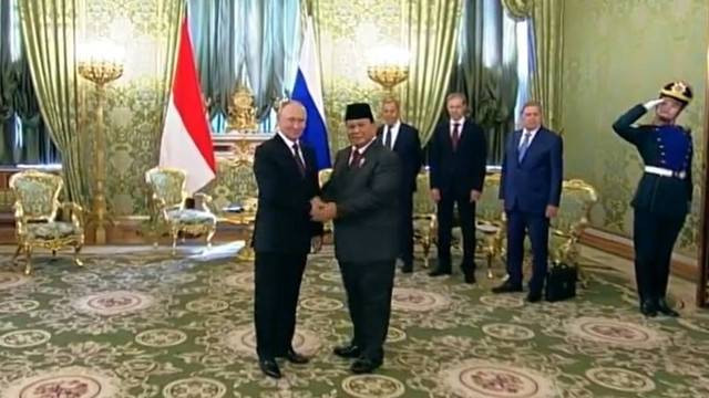 Presiden terpilih sekaligus Menhan Prabowo Subianto bertemu Presiden Rusia Vladimir Putin di Kremlin, Rusia, Rabu (31/7/2024). Foto: X/@RusEmbJakarta