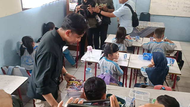 Wapres terpilih Gibran Rakabuming Raka meninjau uji coba makan bergizi gratis di kelas 2B SDN Tangerang 4, Kota Tangerang, Senin (5/8/2024). Foto: Fadlan Nuril Fahmi/kumparan