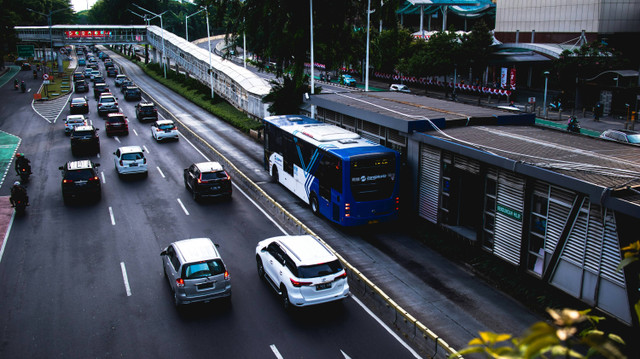 Transjakarta yang Lewat RSCM. Foto hanya sebagai ilustrasi, bukan tempat sebenarnya. Sumber: Unsplash/Abdulloh Fauzan.