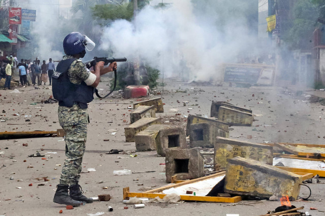 Polisi menggunakan gas air mata untuk membubarkan demonstran mahasiswa di Bogura, Bangladesh, Minggu (5/8/2024). Foto: AFP