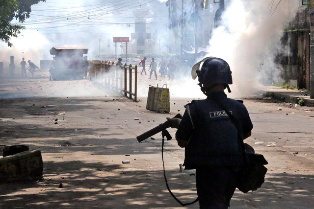 Polisi menggunakan gas air mata untuk membubarkan demonstran mahasiswa di Bogura, Bangladesh, Minggu (5/8/2024). Foto: AFP