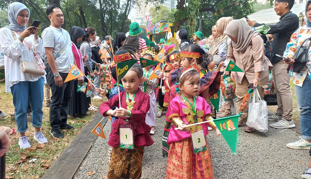 Anak-anak saat mengikuti Pawai Cilik bersama Taro di Festival Hari Anak Nasional yang digelar kumparan di Kompleks Gelora Bung Karno, Senayan, Jakarta, Minggu (28/7).  Foto: dok. kumparan