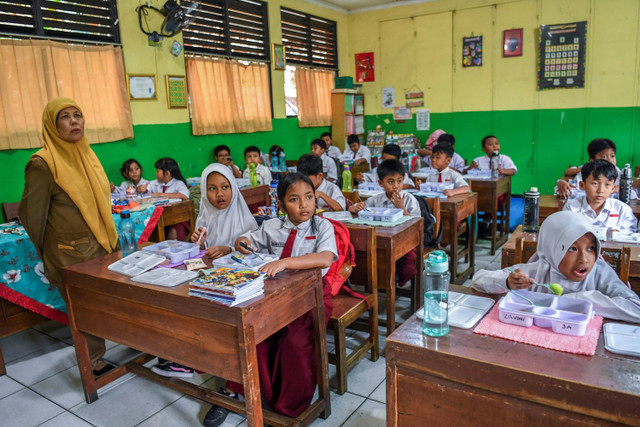 Siswa menyantap makanan saat mengikuti uji coba pelaksanaan program makan bergizi gratis di SDN 4 Tangerang, Kota Tangerang, Banten, Senin (5/8/2024). Foto: Galih Pradipta/ANTARA FOTO