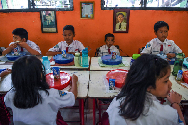 Siswa menyantap makanan saat mengikuti uji coba pelaksanaan program makan bergizi gratis di SDN 4 Tangerang, Kota Tangerang, Banten, Senin (5/8/2024). Foto: Galih Pradipta/ANTARA FOTO