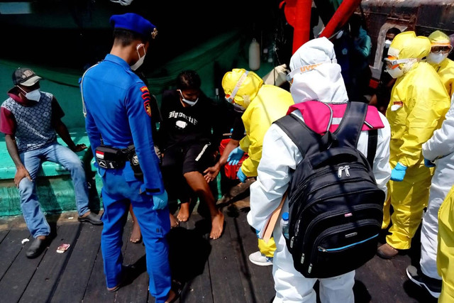 Petugas bermasker dan bahkan berhazmat mengevakuasi jenazah 6 nelayan yang ditemukan tewas secara misterius di atas KM Sri Mariana, Minggu (4/8/2024). Foto: Polda Banten