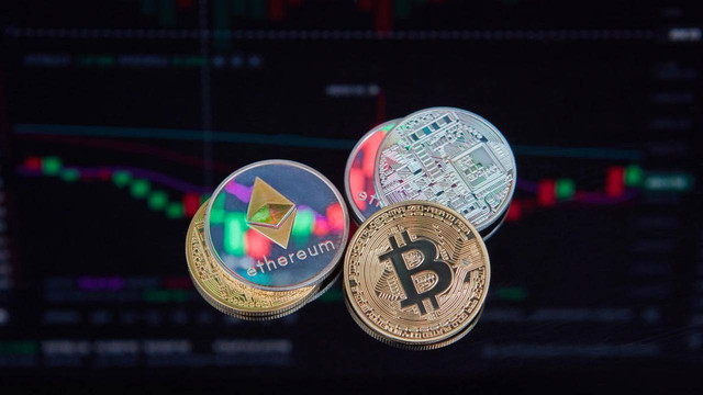 Beberapa jenis Cryptocurrency yang paling populer ialah Bitcoin (BTC) dan Ethereum (ETH). Foto: Pexels.