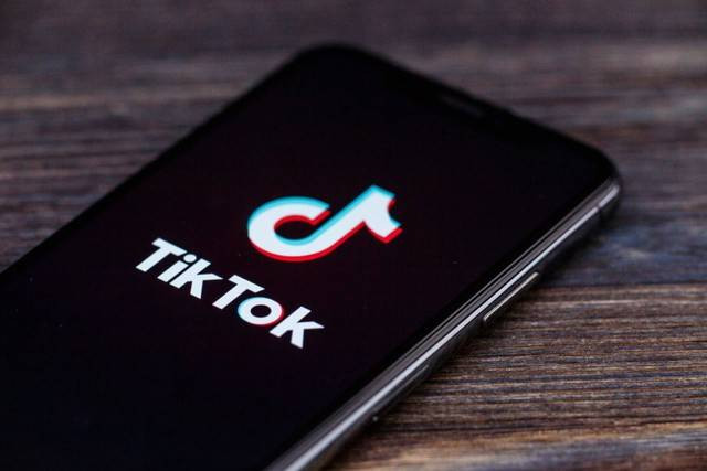 Ilustrasi cara download video TikTok tanpa watermark. Foto: Shutterstock 