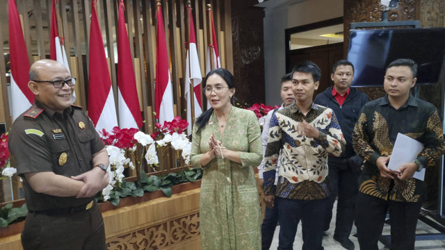 Anggota DPR RI Komisi VI Fraksi PDIP, Rieke Diah Pitaloka saat mengunjungi Kantor Kejaksaan Tinggi Jawa Timur (Kejati Jatim), Senin (5/8/2024). Foto: Farusma Okta Verdian/kumparan