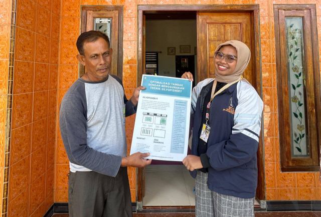 Penyerahan Poster Optimalisasi Tambak dengan Teknik Silvofishery Kepada Pak Minto, Ketua KPD Desa Ketapang.