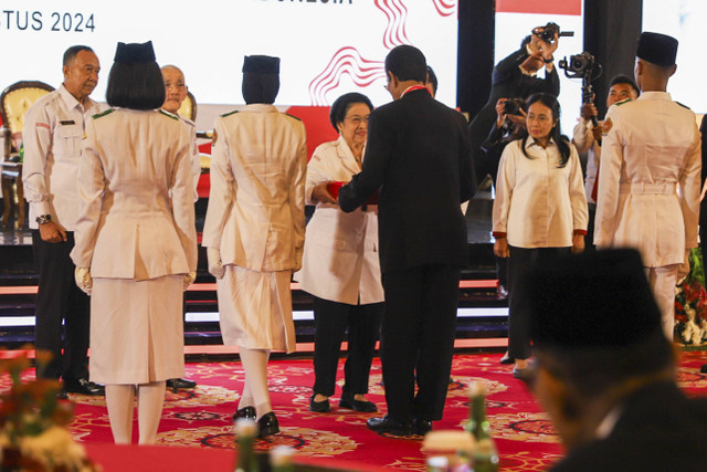 Ketua Dewan Pengarah BPIP Megawati Soekarno Putri menyerahkan duplikat bendera merah putih ke Gubernur DIY Sri Sultan Hamengkubuwono ke X di Balai Samudera, Jakut, Senin (5/8/2024). Foto: Iqbal Firdaus/kumparan