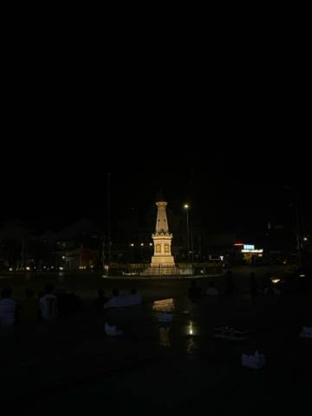 Sumber: Pribadi, 27/7/2024 (Suasana malm hari di Tugu Jogja)